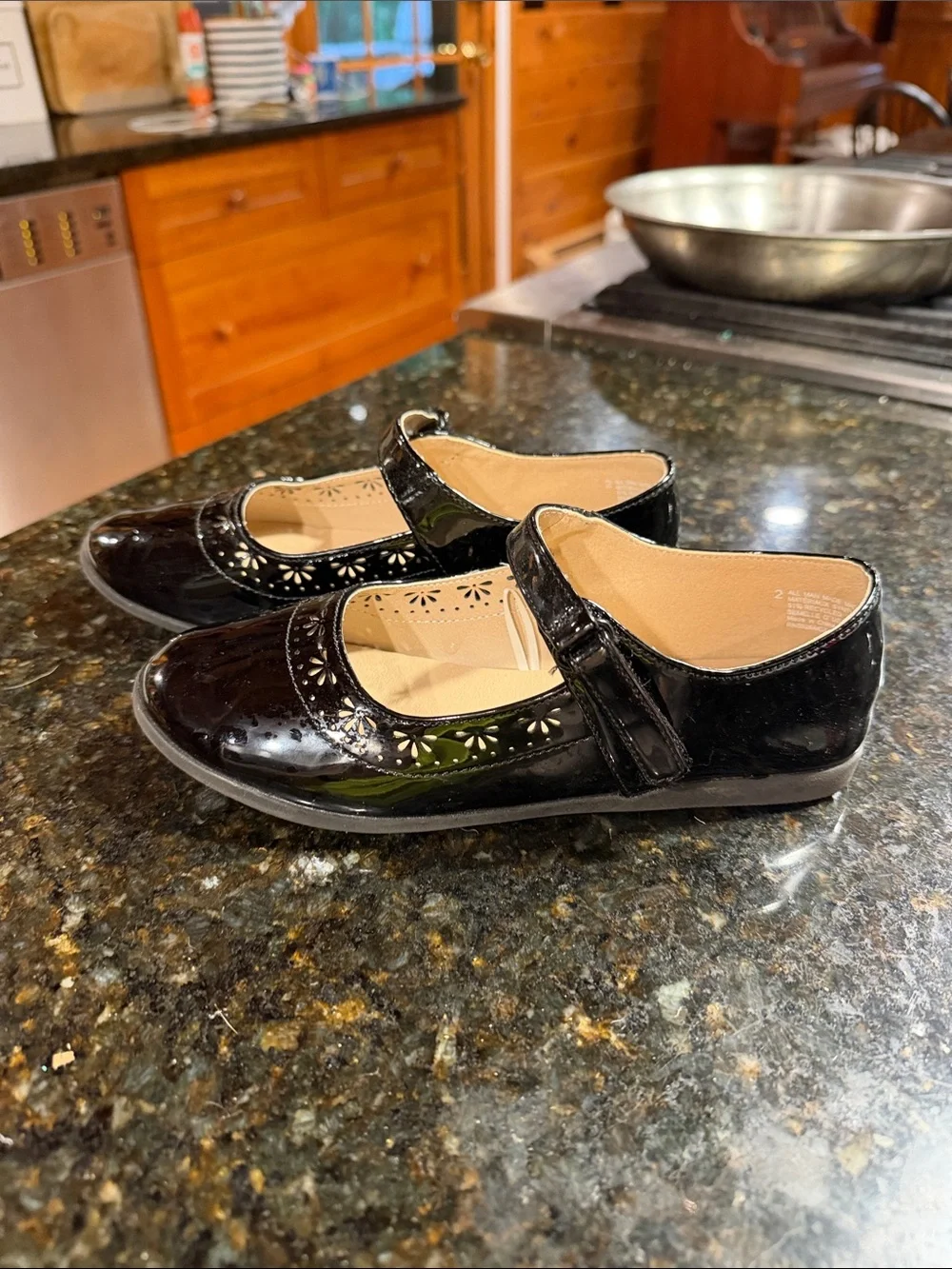Gymboree Black Patent Mary Jane Shoes with Floral Cutouts size 2 LIKE NEW
